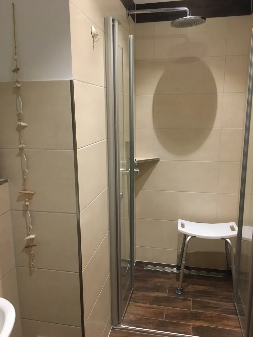 Bad mit ebenerdiger Dusche und Glastür