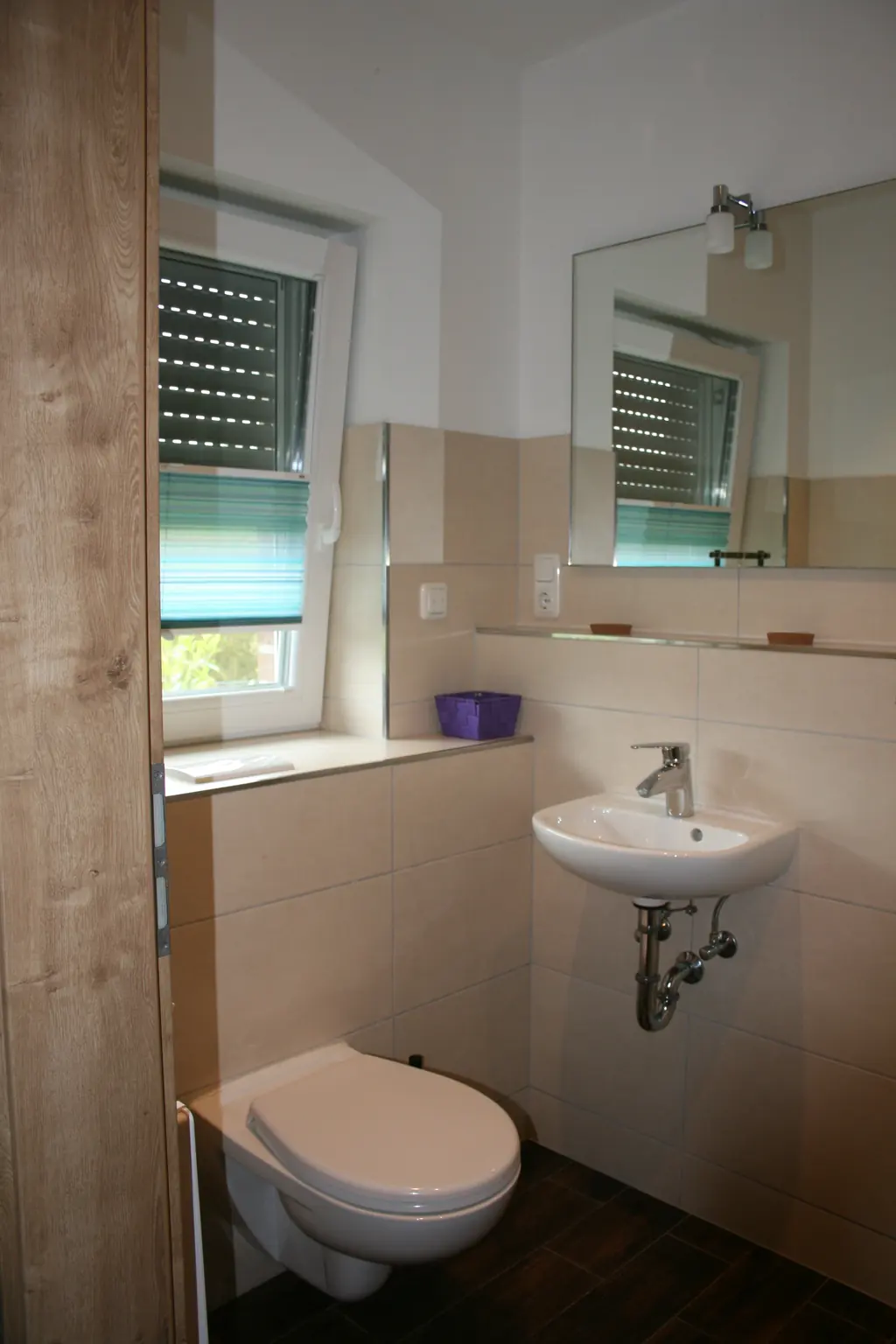 Bad mit WC und Waschbecken