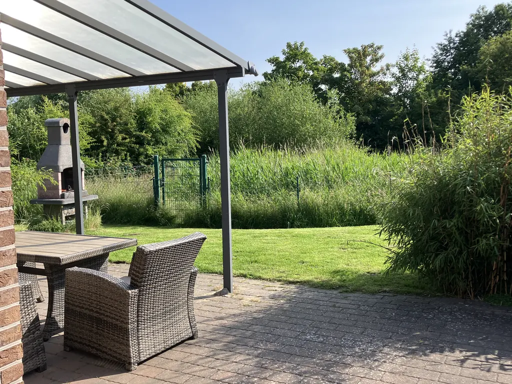 Überdachte Terrasse mit Sitzgruppe am Schilfteich