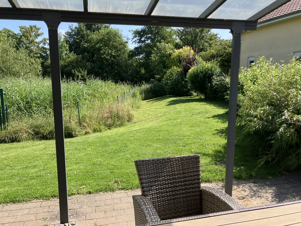 Garten mit überdachter Terrasse und Sitzgruppe