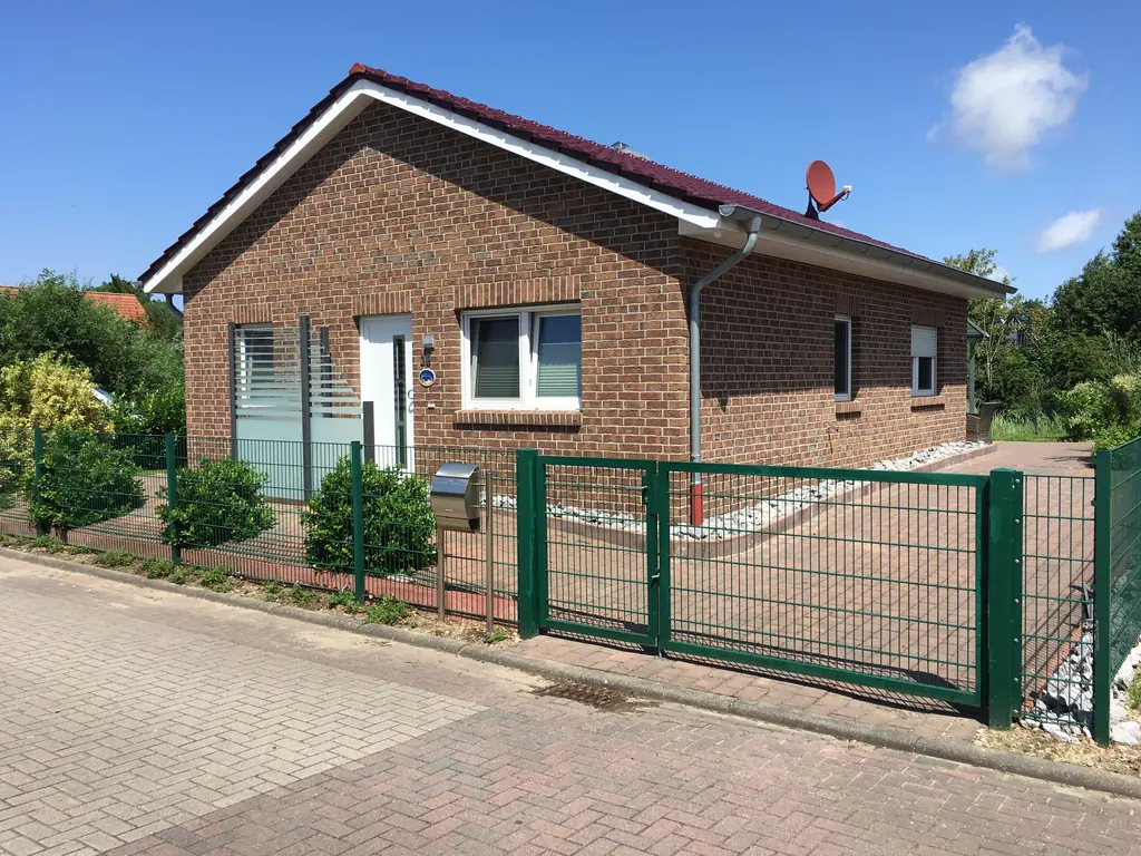 Ferienhuus Nordsee in Dorum-Neufeld, Backsteinhaus mit grünem Gartentor
