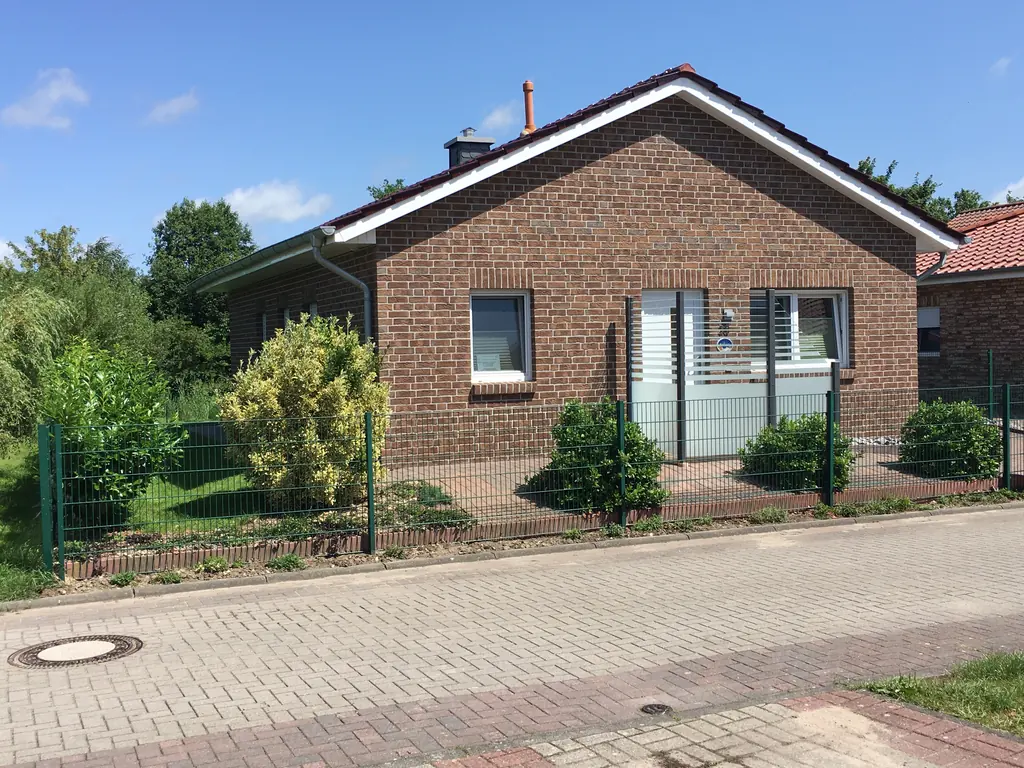 Das Ferienhuus von der Straße aus gesehen