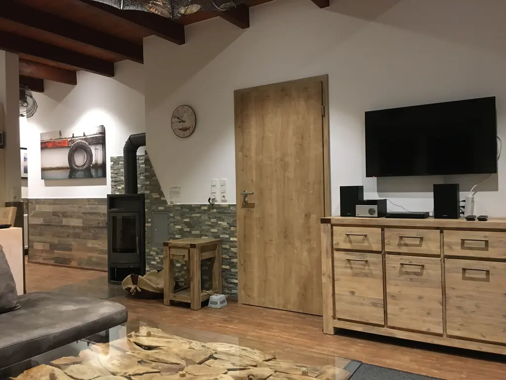 Fernseher auf einer Holzkommode im Wohnbereich