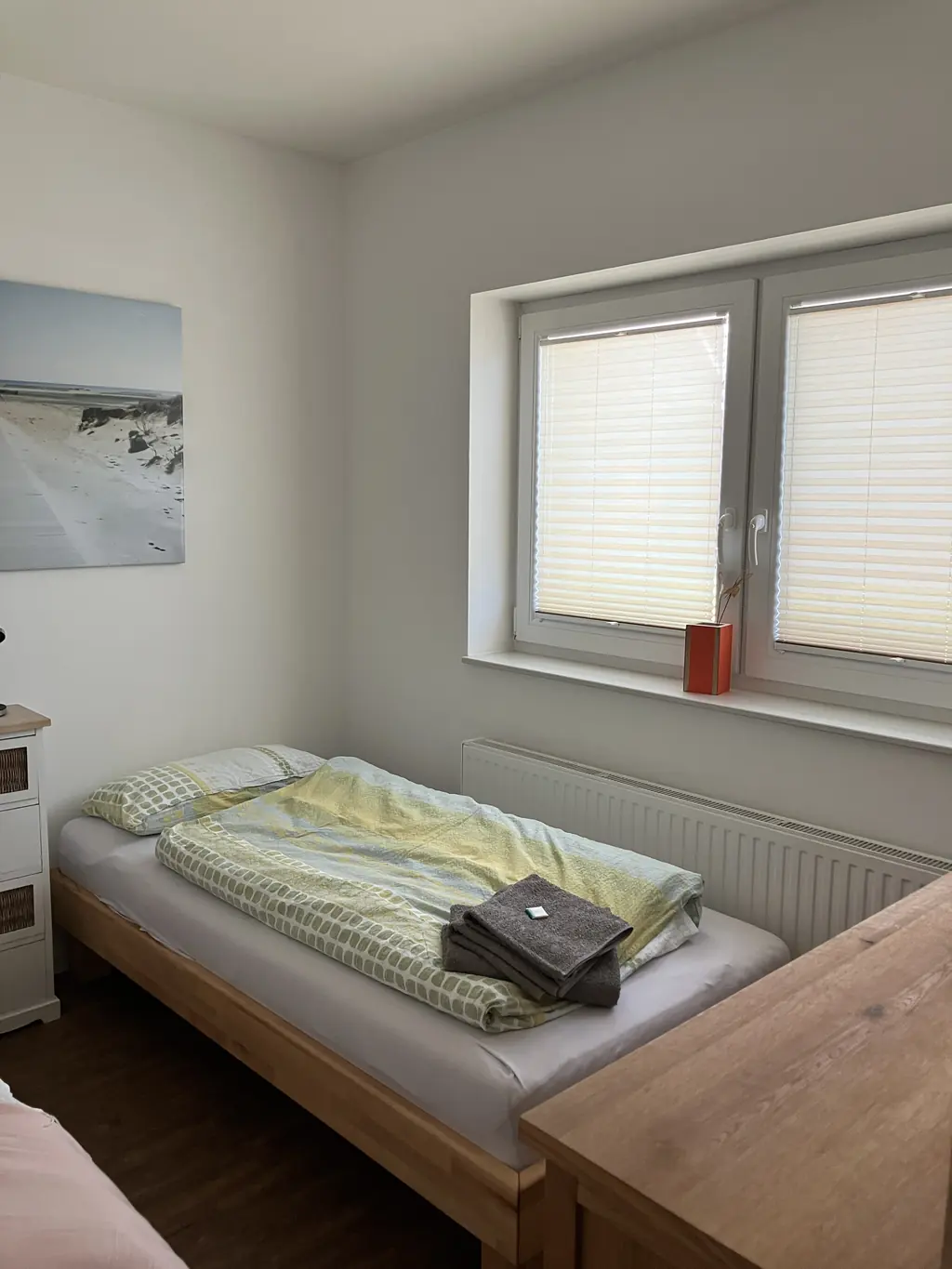 Schlafzimmer mit Einzelbett und Fenster