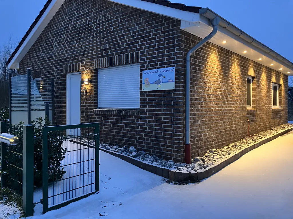 Backsteinhaus am Abend mit Beleuchtung