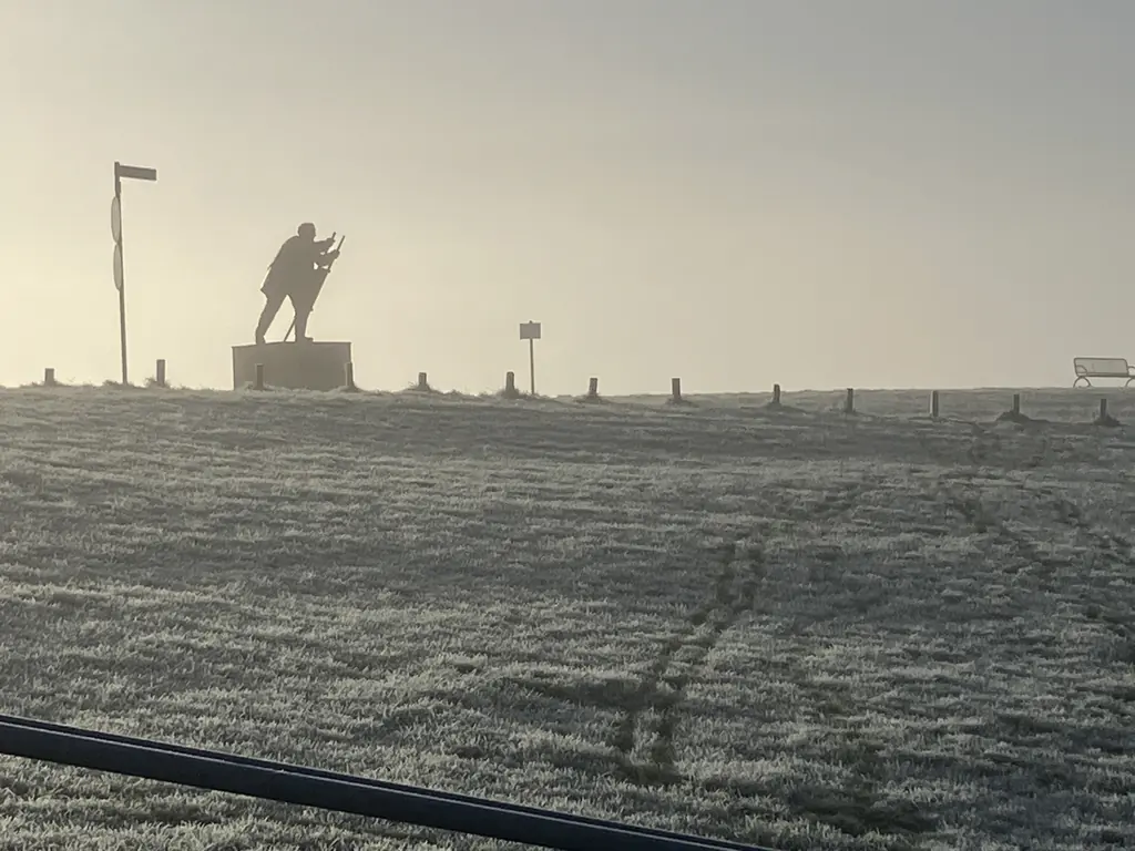 Skulptur am Strand im Nebel