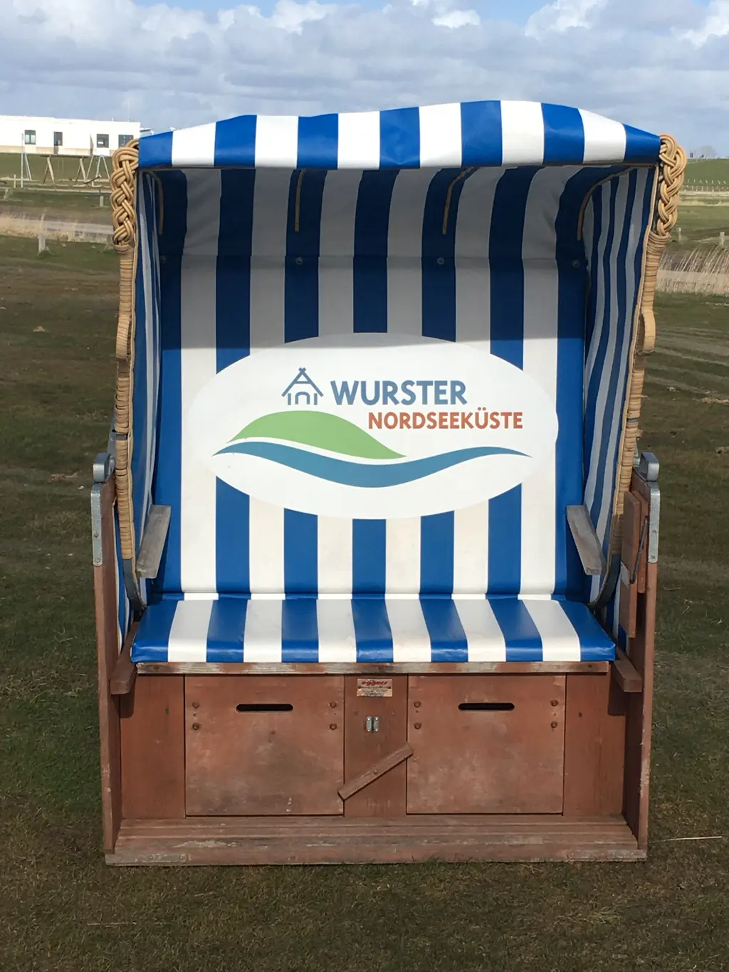 Strandkorb der Wurster Nordseeküste auf der Wiese